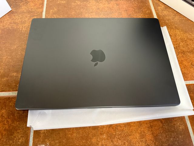 MacBook Pro 16 M3 Pro 18GB 512GB Garantía