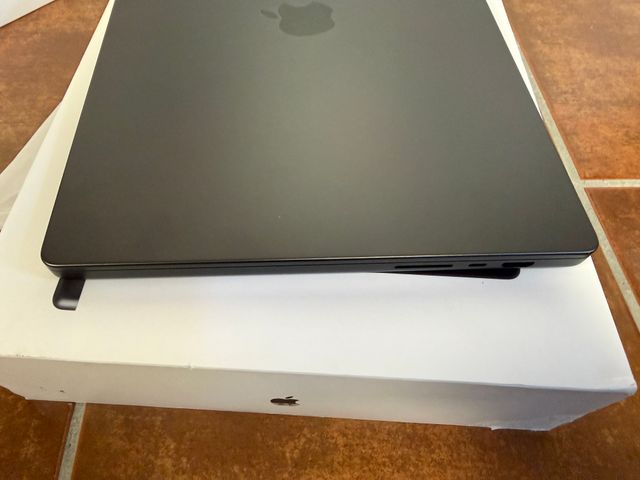 MacBook Pro 16 M3 Pro 18GB 512GB Garantía