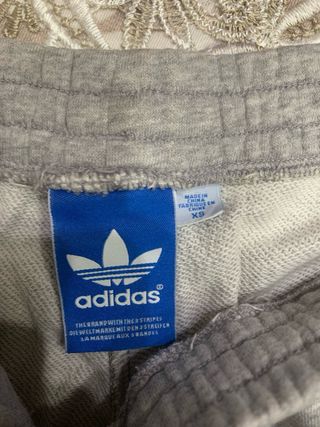Tuta Adidas grigia con logo blu