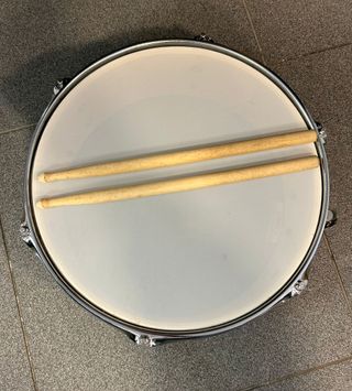 Tambor infantil verde con baquetas