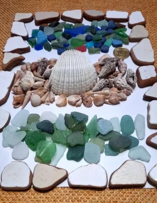 Lotto piastrelle vetrine e conchiglie