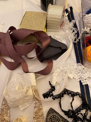 Mercería variada: cintas, encajes, hilos