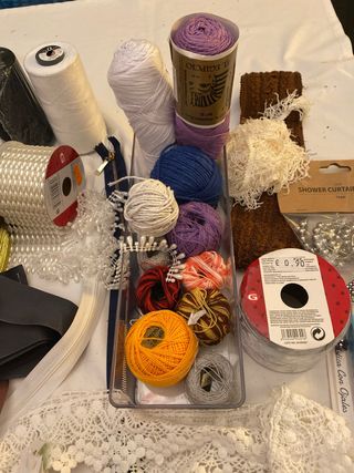 Mercería variada: cintas, encajes, hilos