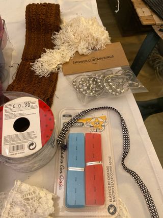 Mercería variada: cintas, encajes, hilos