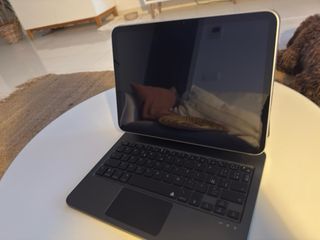 iPad con Caja + Funda Teclado Plata