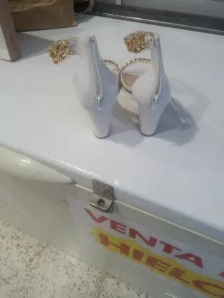 Zapatos de tacón Shein blancos y dorados talla 41