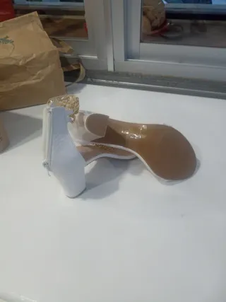 Zapatos de tacón Shein blancos y dorados talla 41