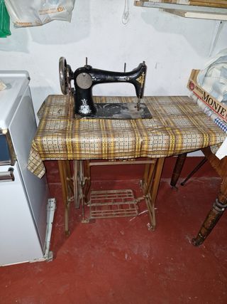 Máquina de coser SINGER Antigua con Mueble