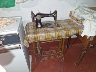Máquina de coser SINGER Antigua con Mueble