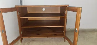 Mueble TV madera 2 puertas cristal y baldas