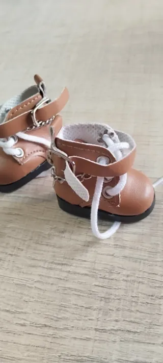 Botas para muñeca marrones con cordones