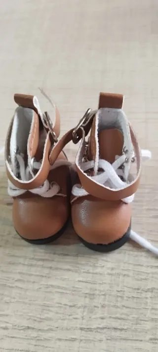 Botas para muñeca marrones con cordones