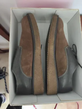 Zapatos de vestir marrones y negros