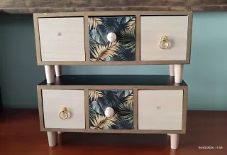 Joyero organizador con cajones y diseño tropical