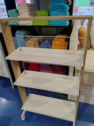 Mueble expositor con ruedas