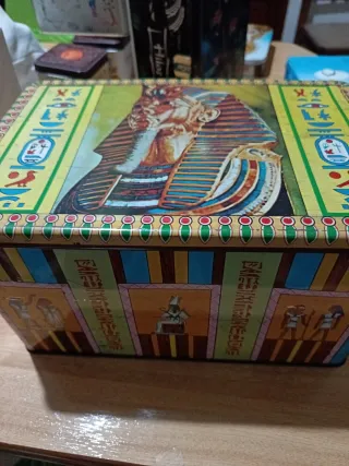 Caja de latón decorada con Faraón