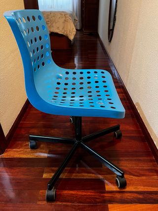 Silla de oficina azul, en perfecto estado.