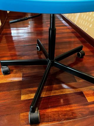 Silla de oficina azul, en perfecto estado.