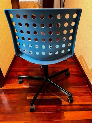 Silla de oficina azul, en perfecto estado.