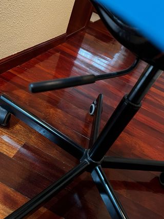 Silla de oficina azul, en perfecto estado.