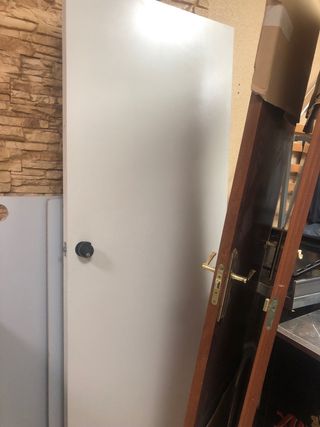 Puerta blanca con manilla negra