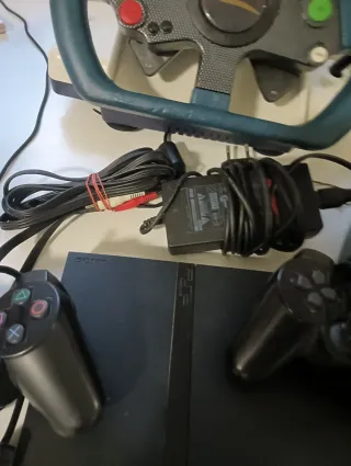 Play 2 con dos mandos volante y 3 juegos