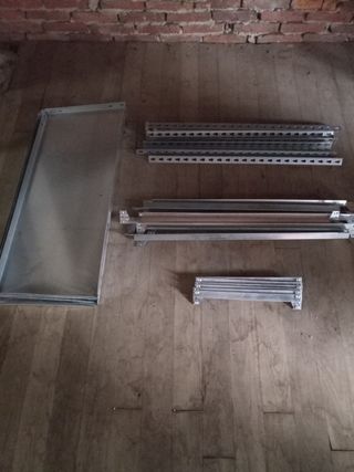 Estantería metálica gris y naranja