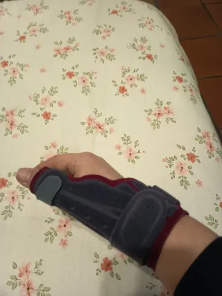 Muñequera Farmalastic Pulgar Gris/Rojo