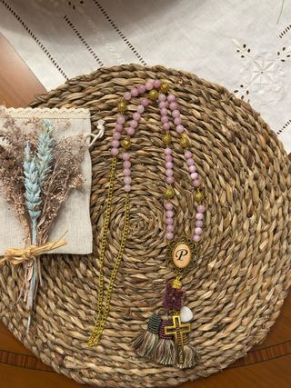 Rosario rosa con letra P y cruz dorada