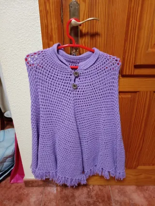 Poncho violeta tejido a mano
