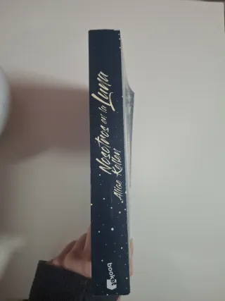 Nosotros en la luna: El libro más vendido del a...
