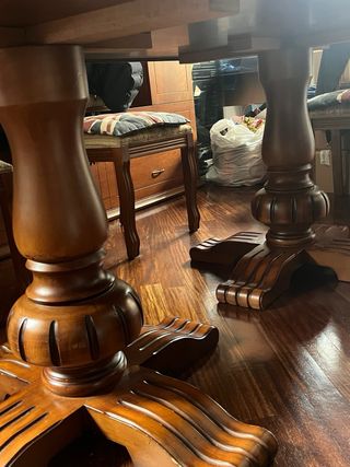 Tavolo artigianale in legno.