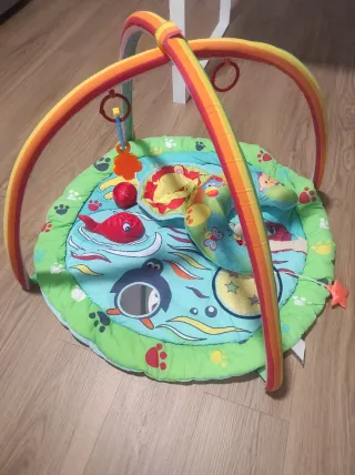 Gimnasio para bebé con arco y juguetes