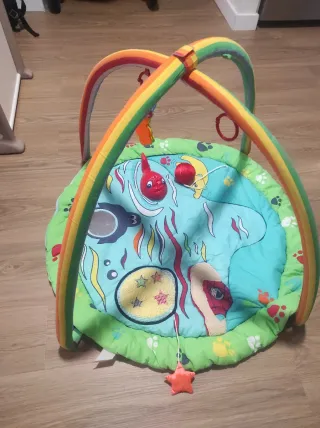 Gimnasio para bebé con arco y juguetes