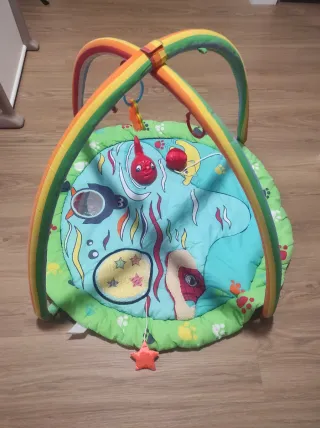 Gimnasio para bebé con arco y juguetes