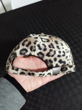 Cappello con tesa maculato