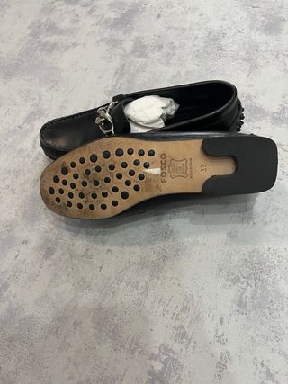Mocasines de piel negros con cadena