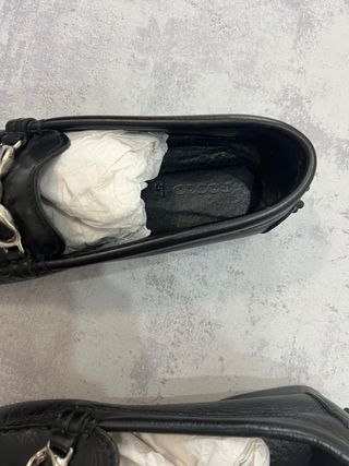 Mocasines de piel negros con cadena