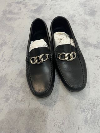 Mocasines de piel negros con cadena