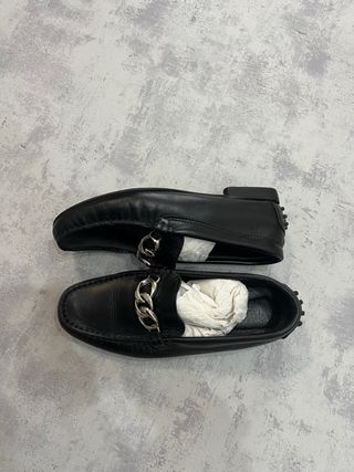 Mocasines de piel negros con cadena