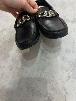 Mocasines de piel negros con cadena