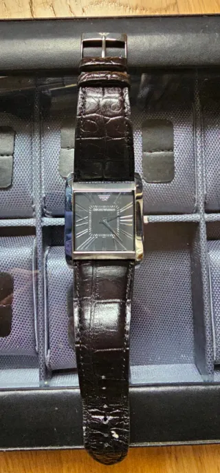 Reloj Emporio Armani Negro y Dorado