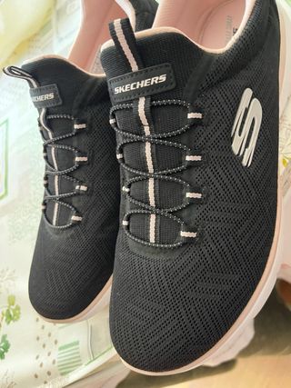 Zapatillas Skechers Mujer Negras y Rosas. Nuevas.