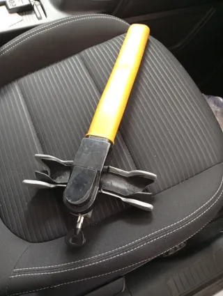 Antirrobo coche amarillo y negro.