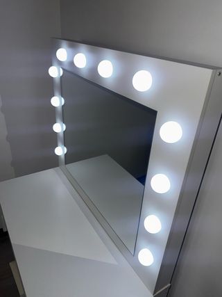 Tocador con luces LED y espejo