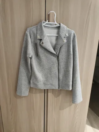 Chaqueta estilo motero gris