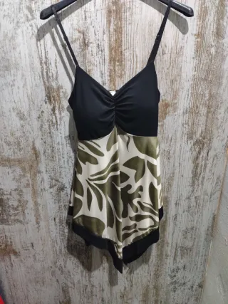 Top negro y verde con estampado floral