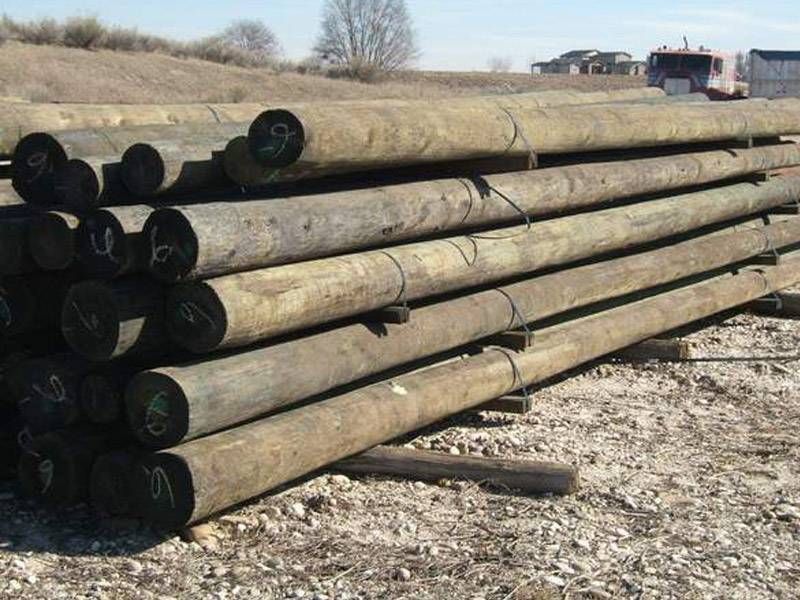 Postes de madera para luz
