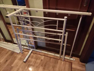 Cama individual de metal blanca