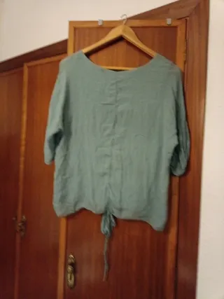 Camiseta verde anudada